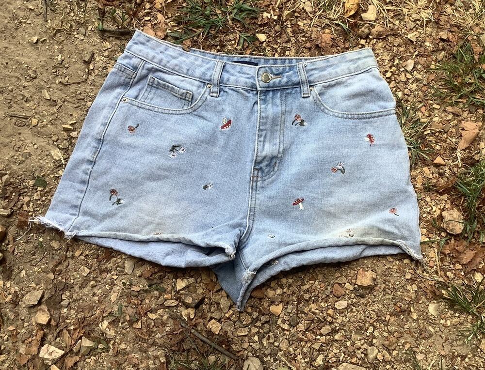 Angel Kiss Embroidered Mushroom Shorts Size 9 High Rise Light Wash Denim Cut Off